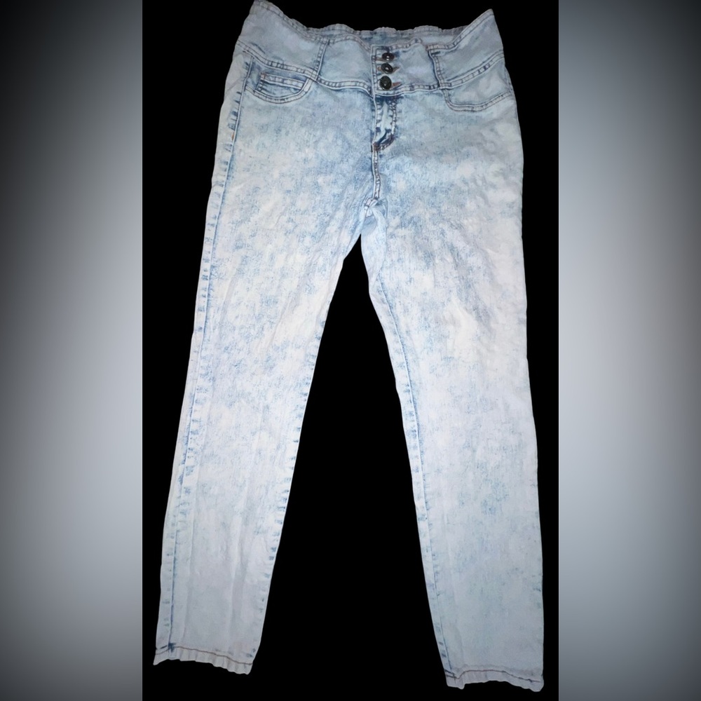Elite Jeans~High-waisted, acid-washed light denim jeans; size 15